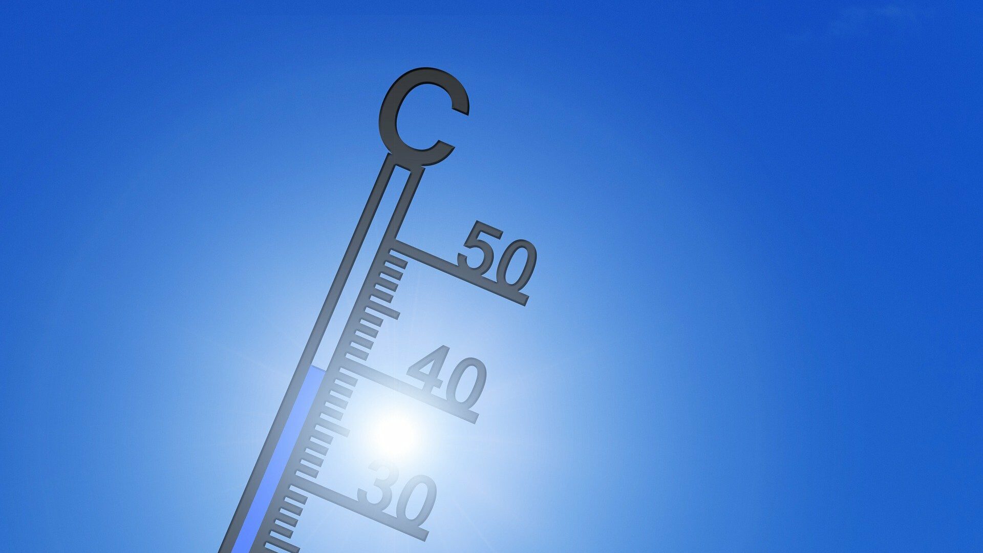 Außenthermometer bei Sommerhitze von 39 °C